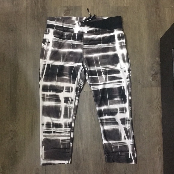 Nike Pants - Nike Running Crops in Large